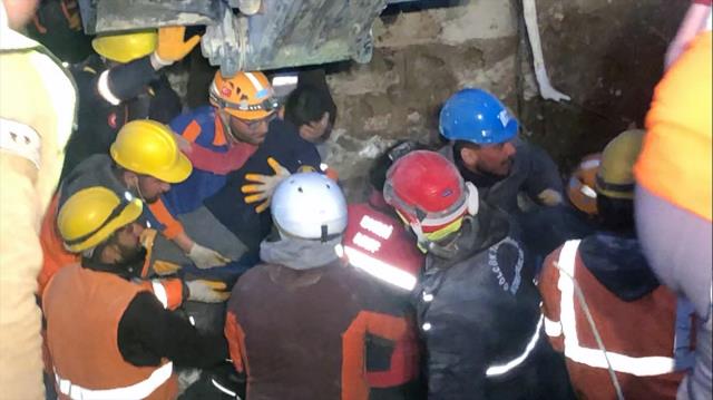 Depremin 207. saatinde enkazdan çıkarılan Berat, kendisini kurtaran ekipten kuru fasulye istedi