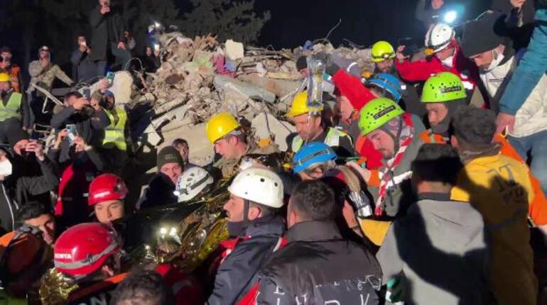 Suriyeli Macide, depremden 136 saat sonra sağ çıkarıldı