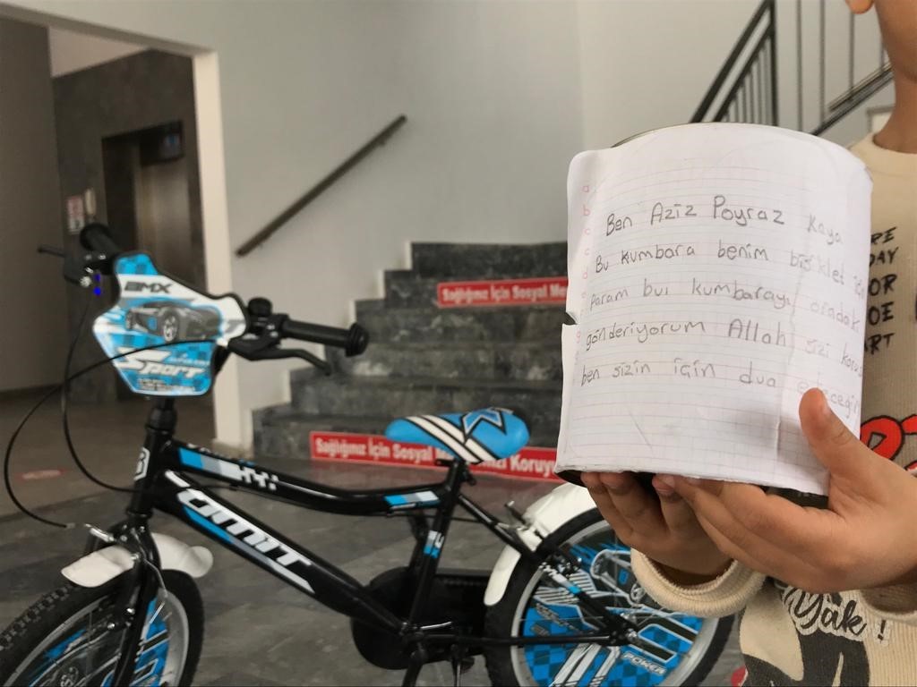 8 yaşındaki Poyraz bisiklet parasını deprem bölgesine yolladı