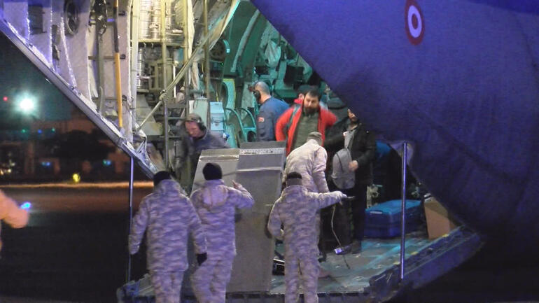 Depremde yaralanan 47 kişi daha askeri kargo uçağı ile İstanbul’a getirildi