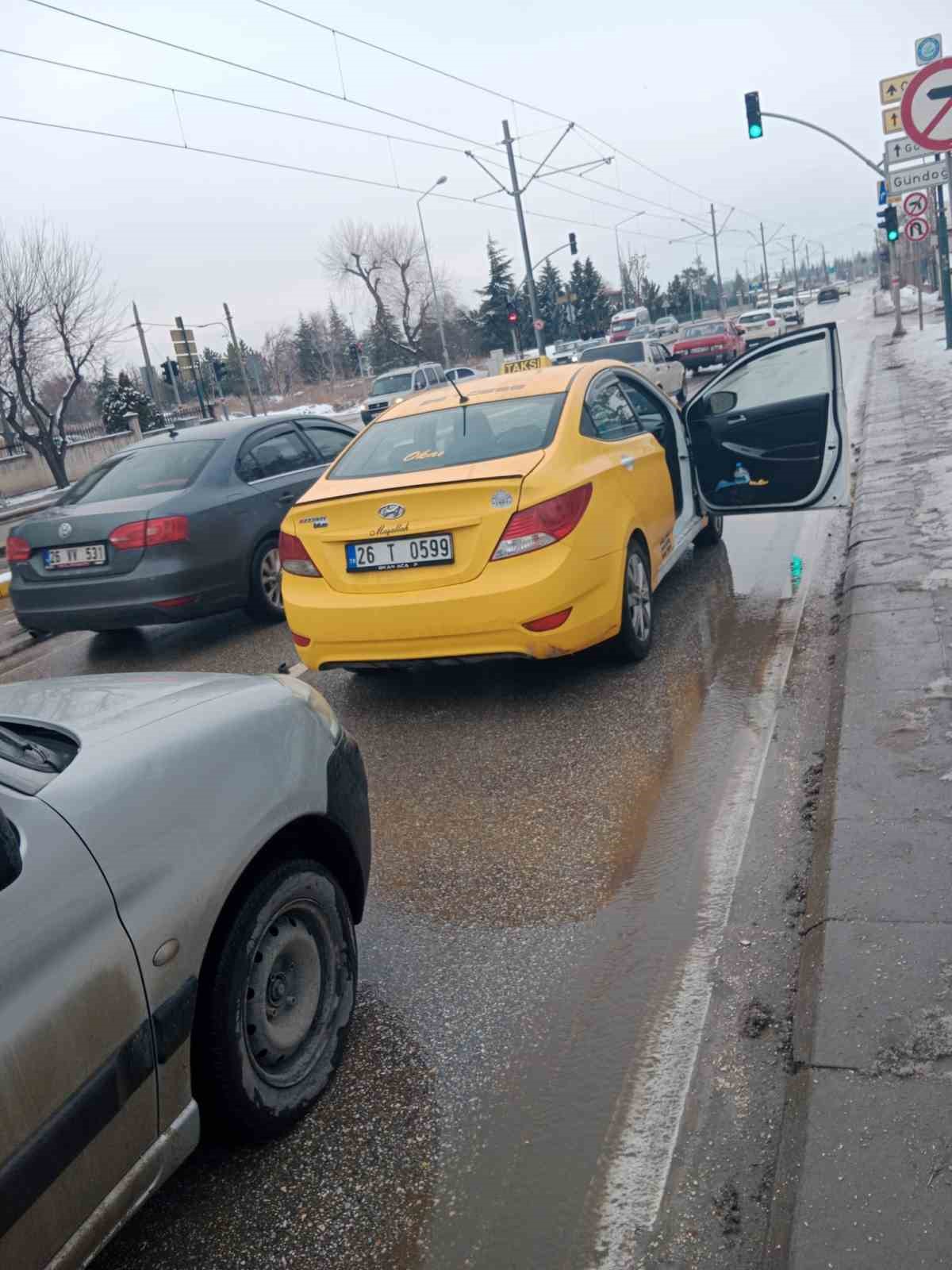 Duramayan Tofaş marka araç, ışıklarda bekleyen otomobile çarptı