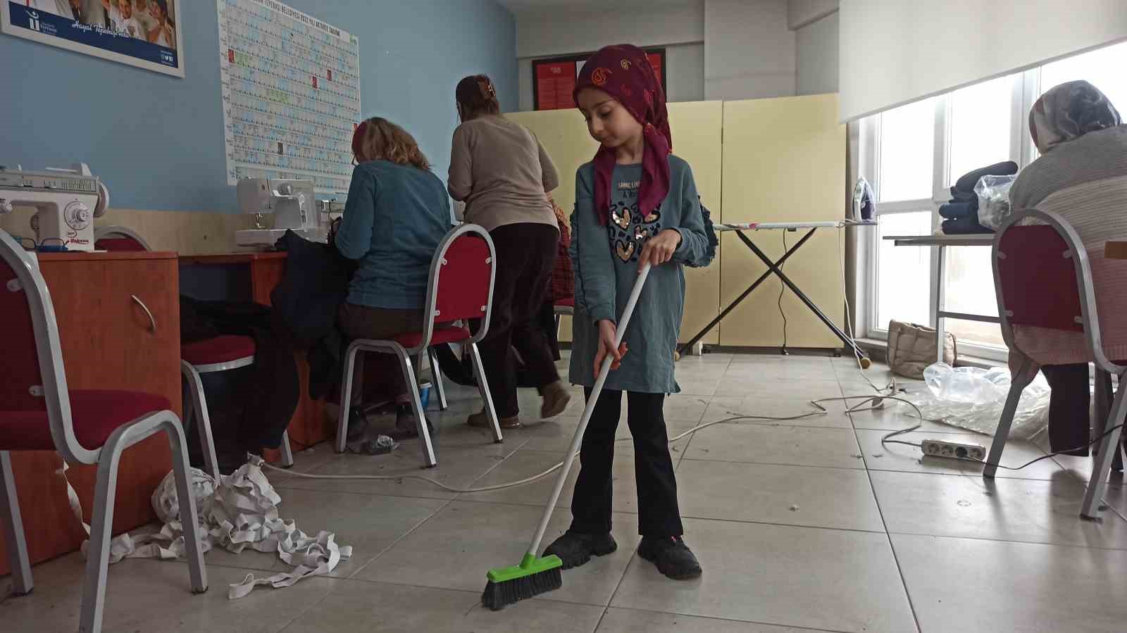 7 Yaşındaki Zeynep depremzede kardeşleri için gün boyu çalışıyor