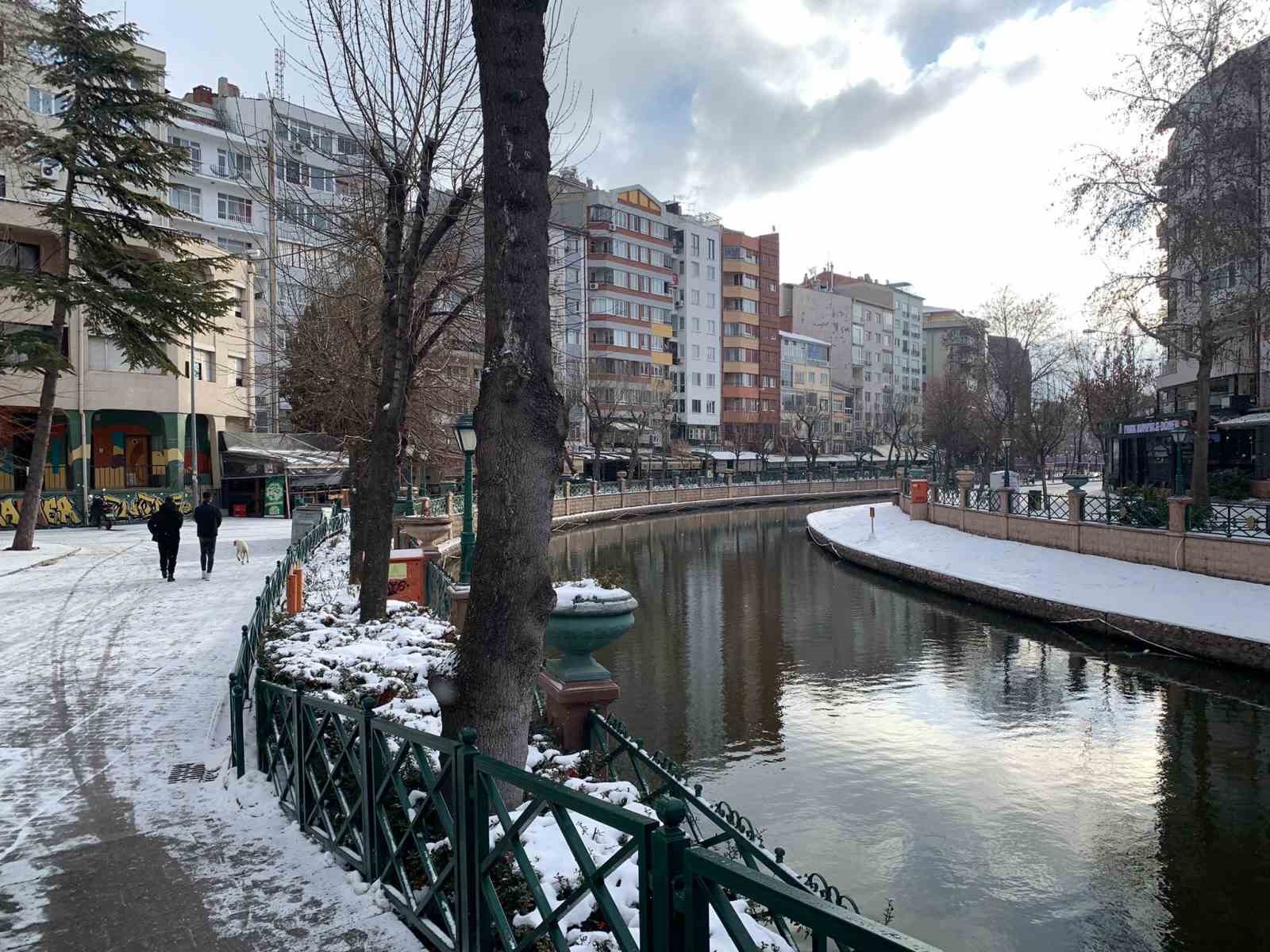 Eskişehir tekrar beyaz örtüyle kaplandı