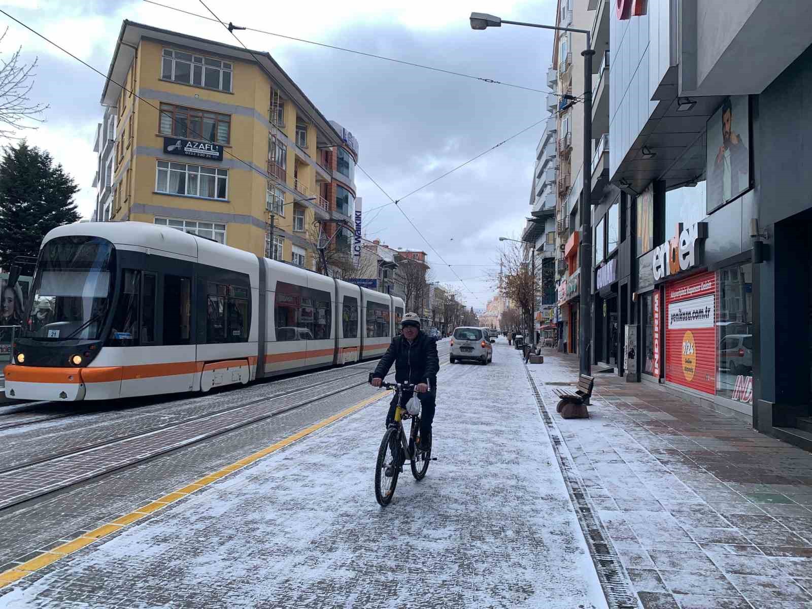 Eskişehir tekrar beyaz örtüyle kaplandı