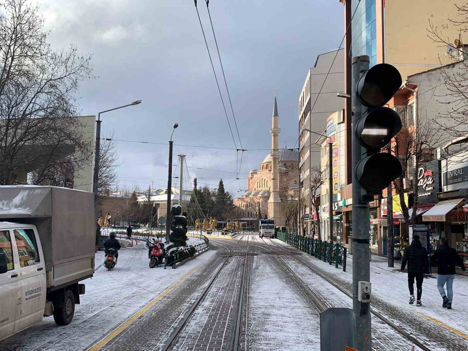 Eskişehir tekrar beyaz örtüyle kaplandı