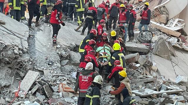 Gaziantep'te 3 kişilik aile, depremden 76 saat sonra enkazdan sağ çıkarıldı