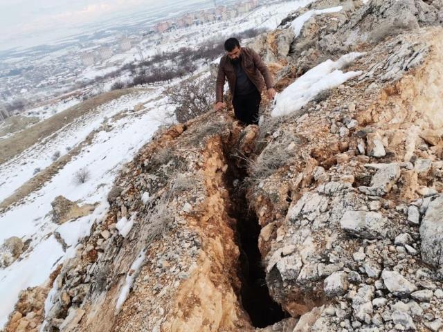 Malatya'da korkunç manzara! Depremin ardından dağ ikiye bölündü