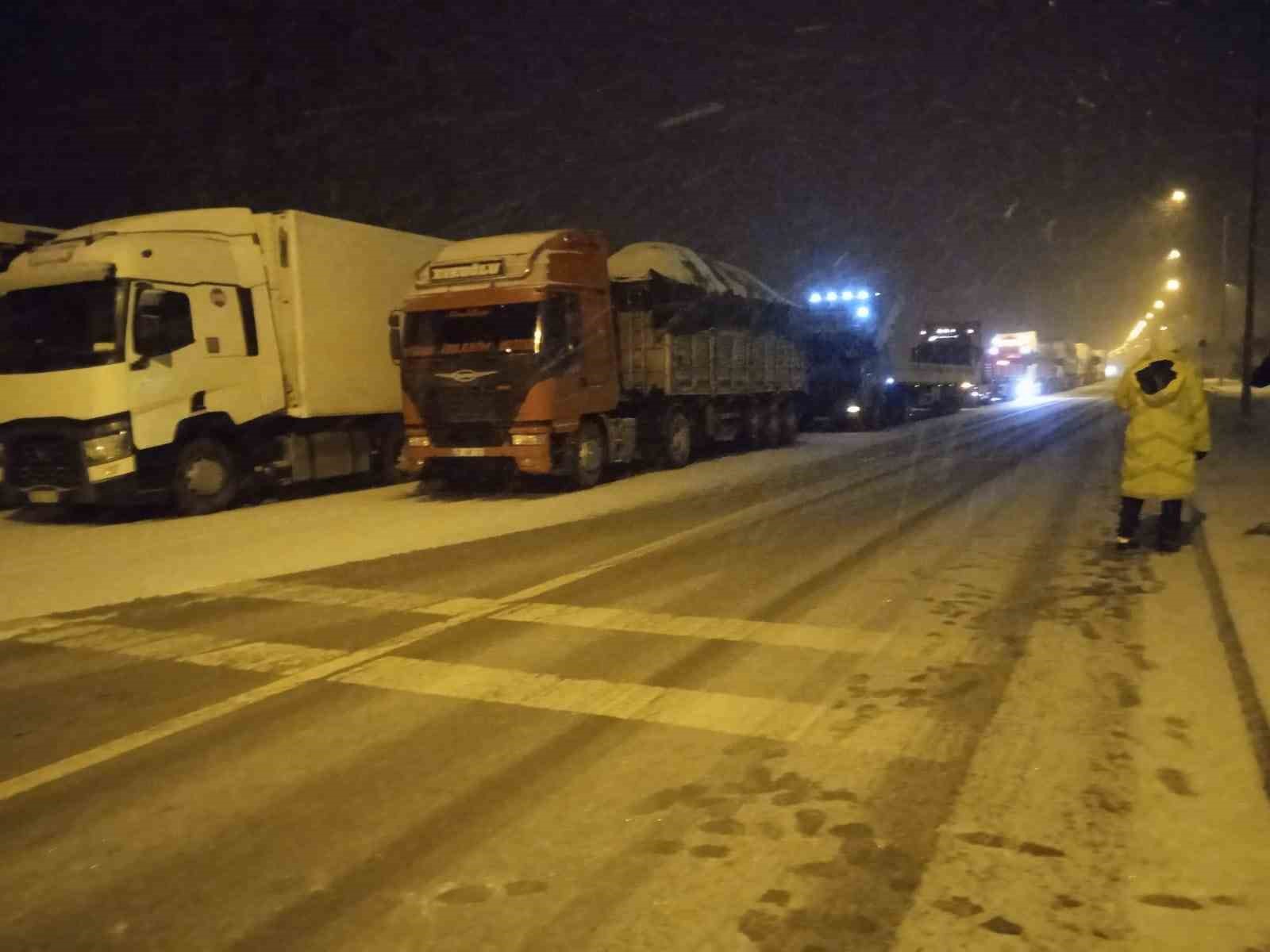 Afyonkarahisar-Antalya Kara Yolu yoğun kar yağışı nedeniyle tır geçişine kapatıldı