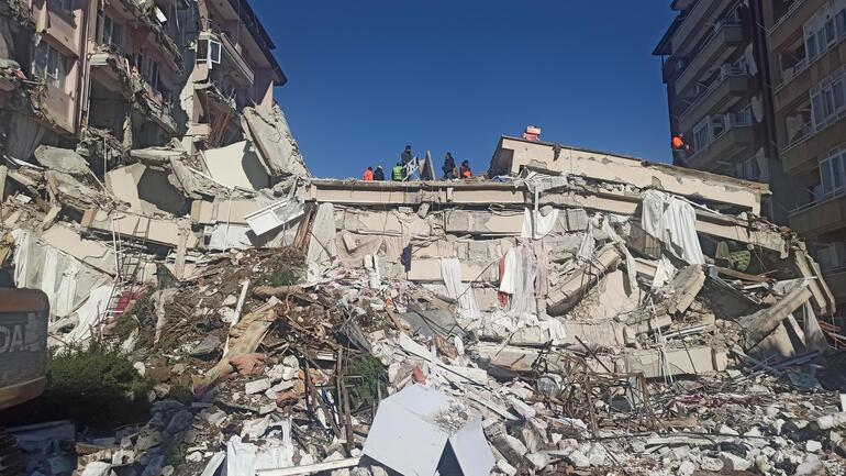 Hatay'da 100 kişinin oturduğu binanın enkazı için 'vinç' talebi