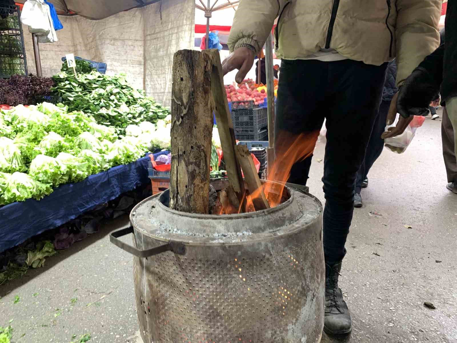 Pazar esnafının soğuk havayla mücadelesi sürüyor