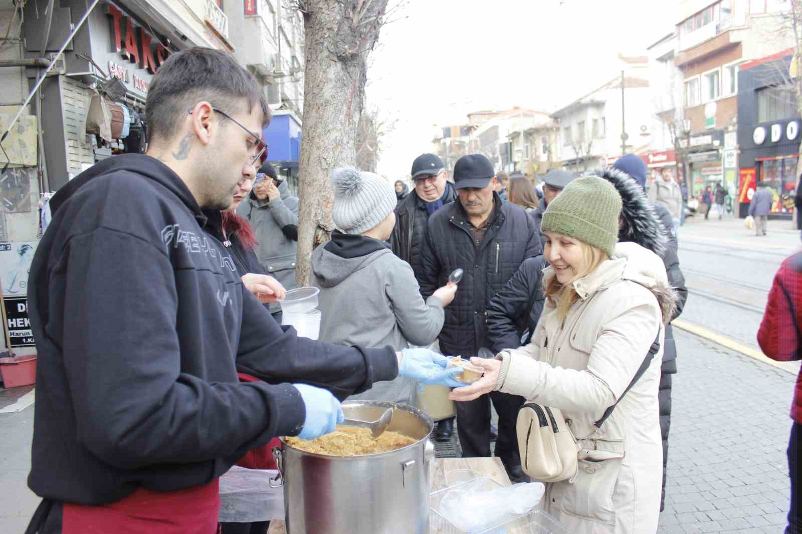 Depremlerde hayatını kaybedenler için 10 bin kişilik helva dağıtıldı