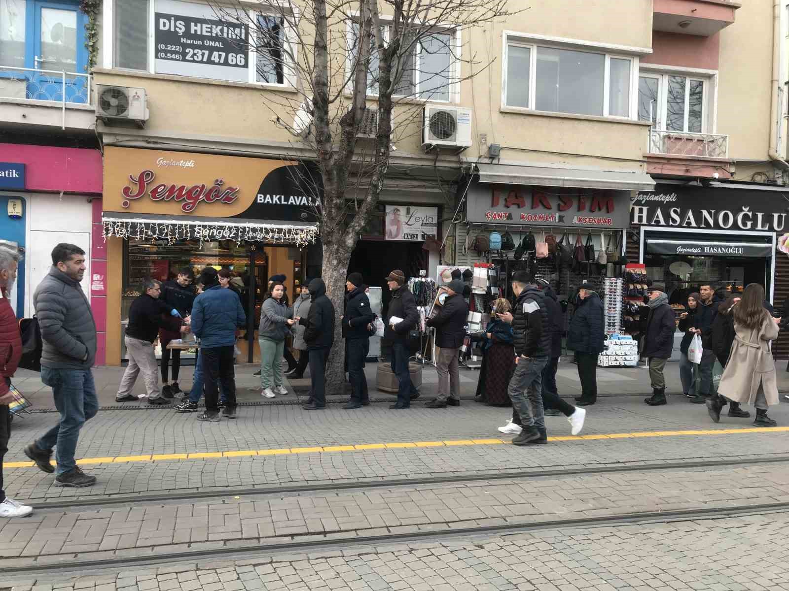 Depremlerde hayatını kaybedenler için 10 bin kişilik helva dağıtıldı