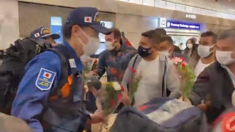Ülkesine dönen Japon ekibi havalimanında çiçeklerle karşılandı