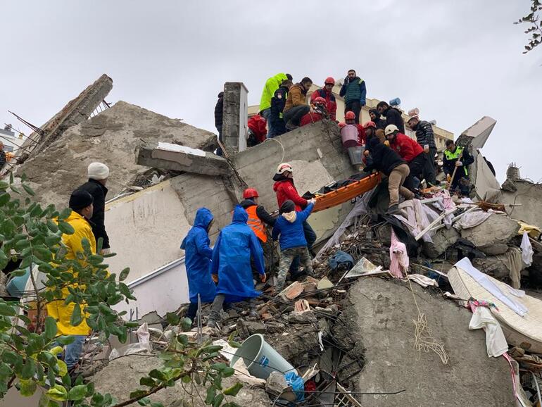 Adana'da yıkılan binaların müteahhit ve mühendisleri dahil 5 tutuklama