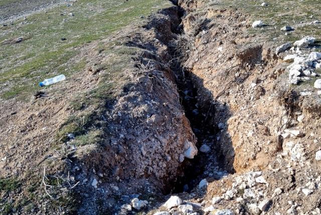 Görüntüler Aksaray'da kaydedildi! Niğde ve Aksaray depreminin ardından yol ile araziler yarıldı