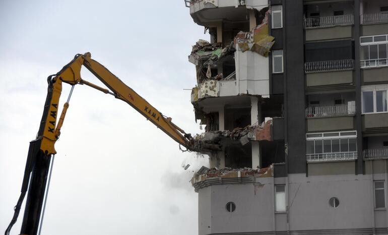 Kayseri'de ağır hasarlı olan 12 katlı binada kontrollü yıkım başladı