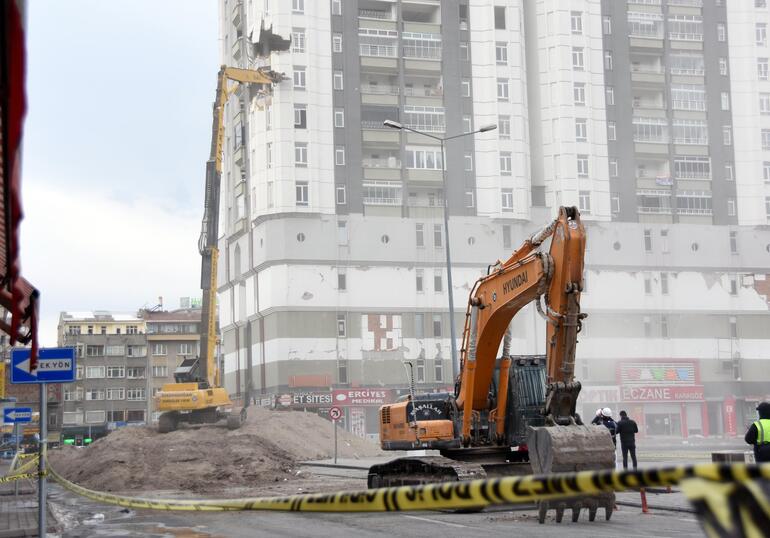 Kayseri'de ağır hasarlı olan 12 katlı binada kontrollü yıkım başladı