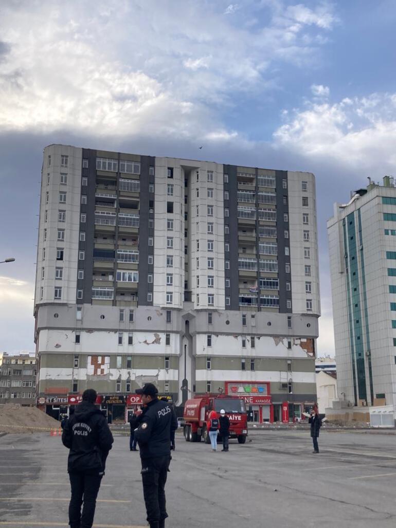 Kayseri'de ağır hasarlı olan 12 katlı binada kontrollü yıkım başladı