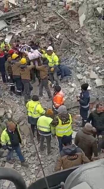 5 yaşındaki Zeynep, depremin 103’üncü saatinde sağ olarak kurtarıldı