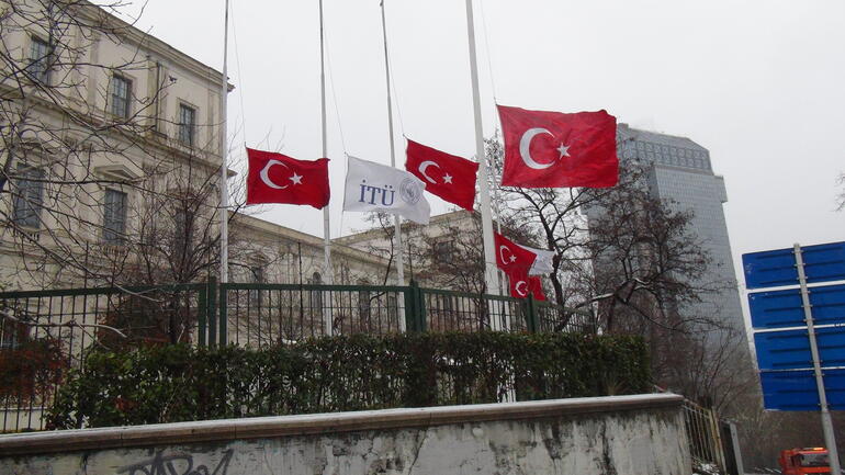 İstanbul'da bayraklar yarıya indirildi