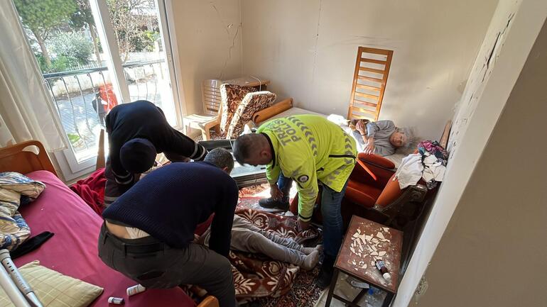 Depremde hasar gören evlerinde mahsur kalan yatalak çifti, 50 saat sonra polis kurtardı