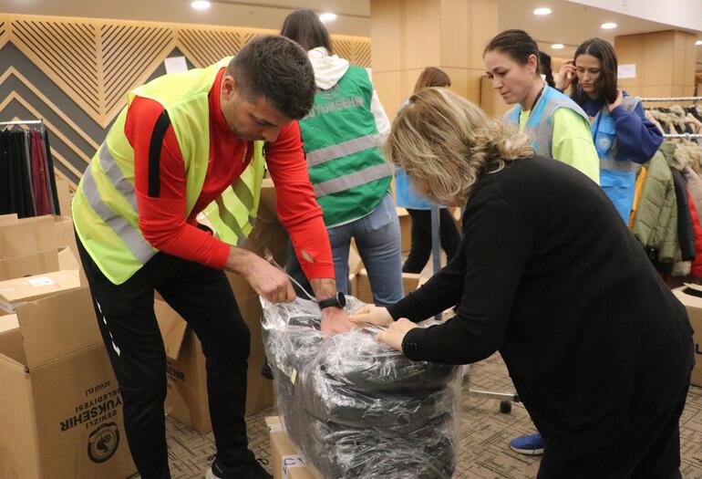Süper Lig hakemi Ümit Öztürk, depremzedelerin yaralarını sarmak için gönüllü çalışıyor