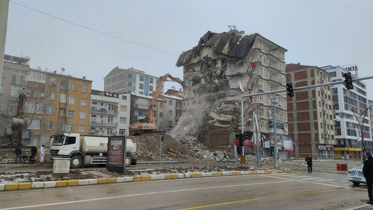 Elazığ'da depremde hasar gören binaların yıkımına başlandı