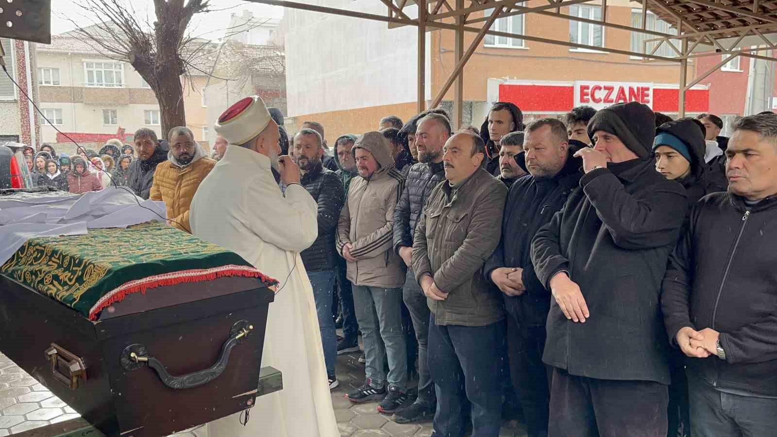 17 yaşındaki Kader, hemşire önlüğü örtülen tabutunda son yolculuğuna uğurlandı