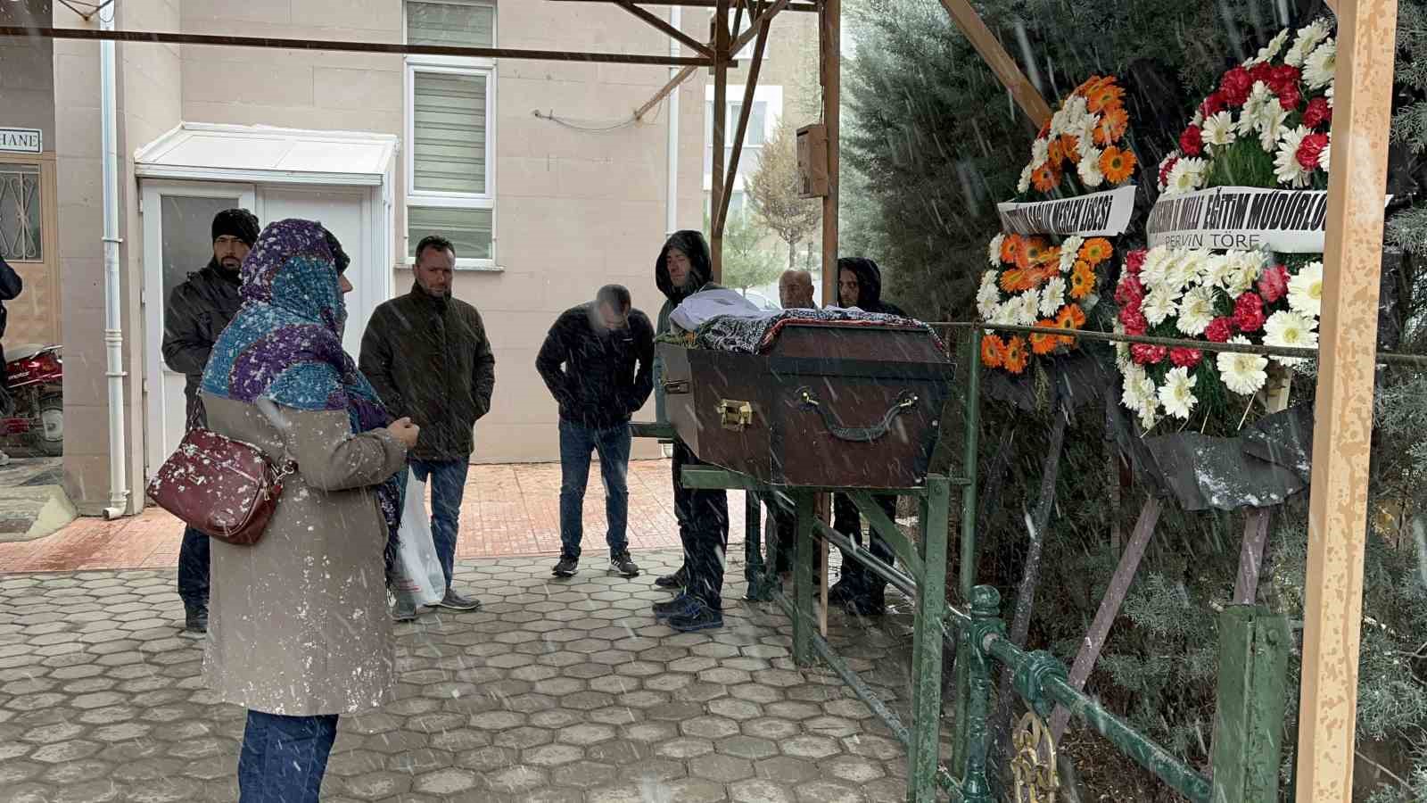 17 yaşındaki Kader, hemşire önlüğü örtülen tabutunda son yolculuğuna uğurlandı