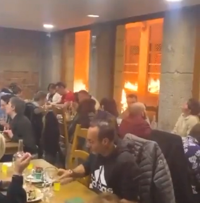 Fransa'yı karıştıran görüntü! Protestolar sırasında sokaklar alev alev yanarken, onlar yemek yemeye devam ettiler