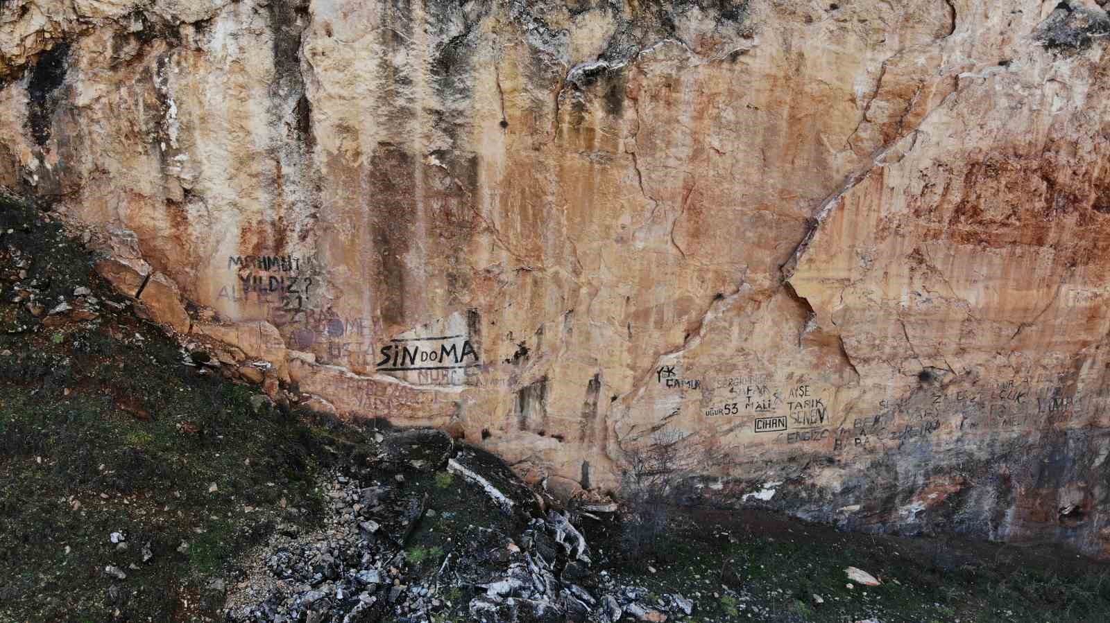 Fayın üzerine sevgililerinin isimlerini yazdılar