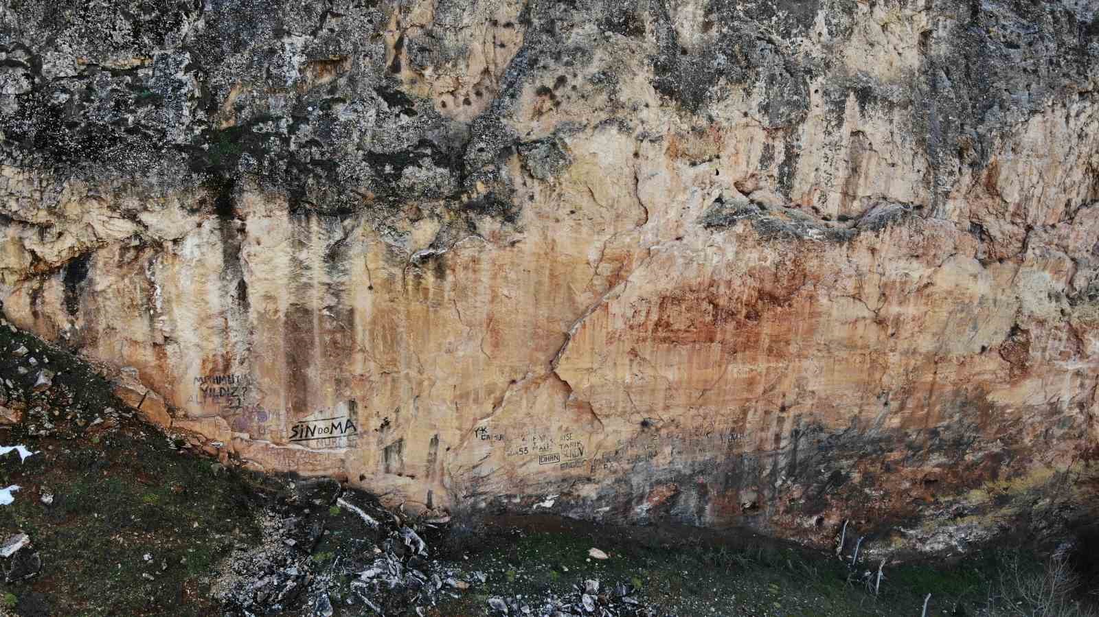 Fayın üzerine sevgililerinin isimlerini yazdılar