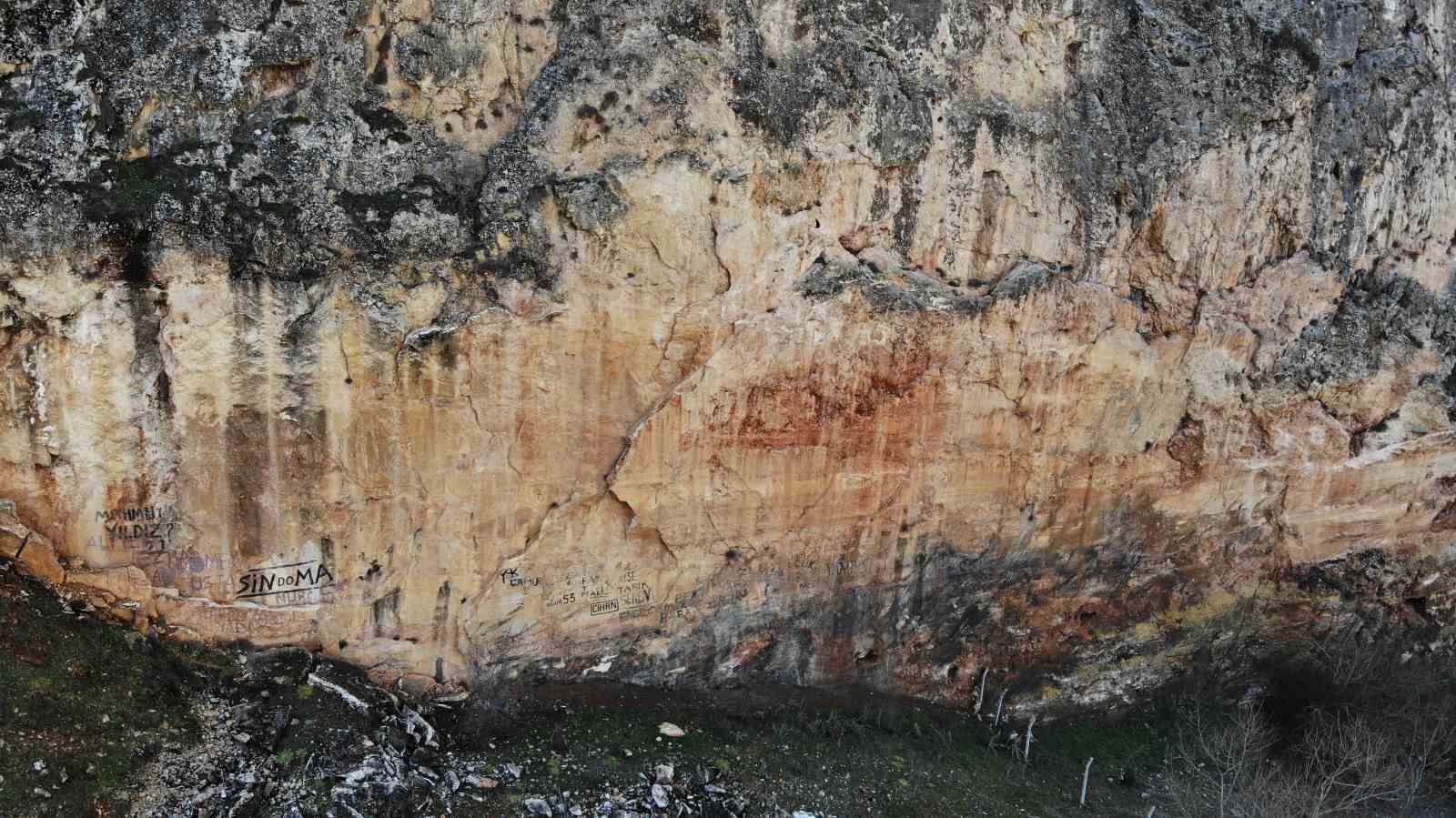 Fayın üzerine sevgililerinin isimlerini yazdılar