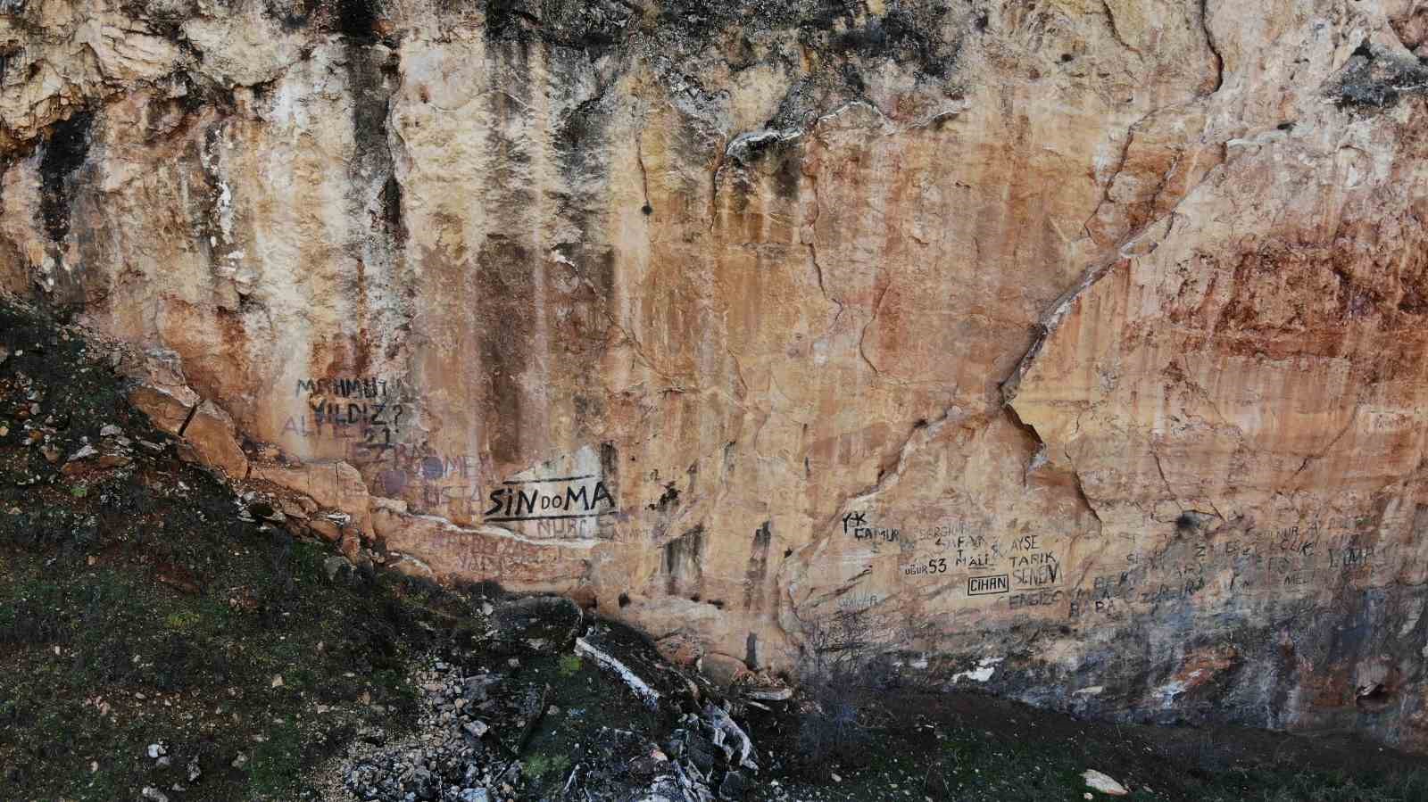 Fayın üzerine sevgililerinin isimlerini yazdılar