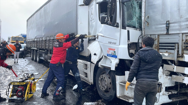 Anadolu Otoyolu'nun Bolu geçişinde zincirleme kaza! 54 araç birbirine girdi, yaralılar var