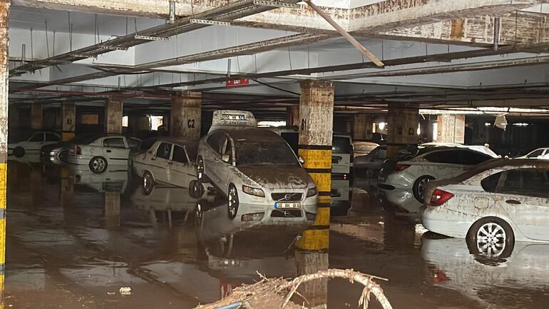 Şanlıurfa'da sel felaketinin izleri silinmeye çalışılıyor, kayıp 1 kişi aranıyor
