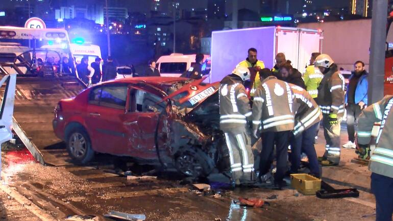 Bağcılar'da 16 yaşındaki sürücünün kullandığı otomobil minibüse çarptı: 1 ölü, 2 yaralı