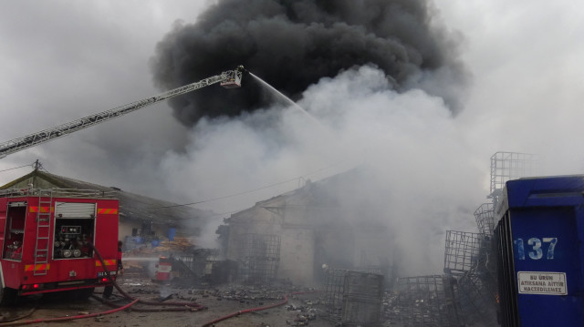 Kocaeli'de kimya fabrikasının deposunda yangın! Patlamalar oluyor