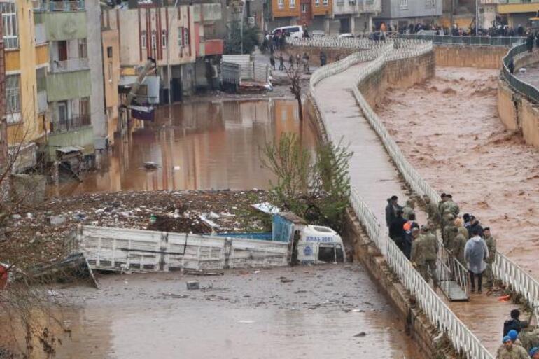 Şanlıurfa'daki sel felaketinde ölü sayısı 13 oldu; çamur temizleniyor