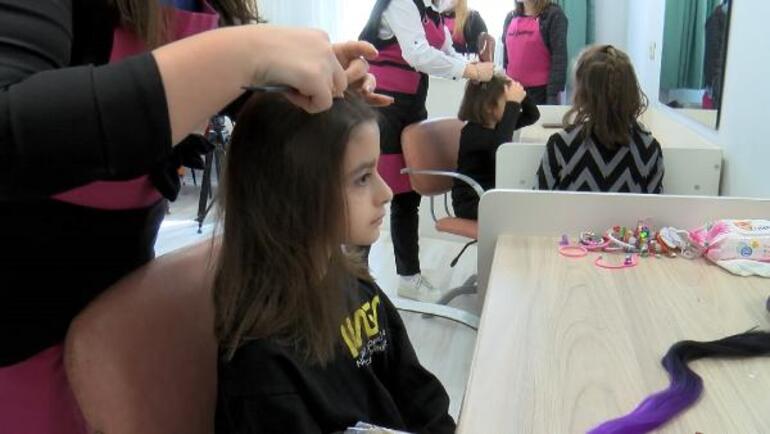 Kuaförlerden yurtta kalan depremzede kadınlara saç ve cilt bakımı