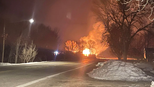 ABD'de etanol yüklü trenin devrilmesi sonucu yangın çıktı, bölgedeki 800 kişi tahliye edildi