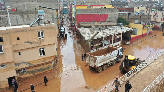 Sular çekildi, temizlik başladı! Şanlıurfa'nın merkezi koskoca çamur yığını