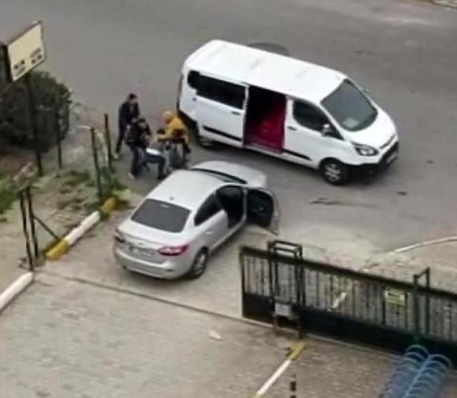 İstanbul'da güpegündüz arabanın önünü kesip adam kaçırdılar! O anlar kamerada