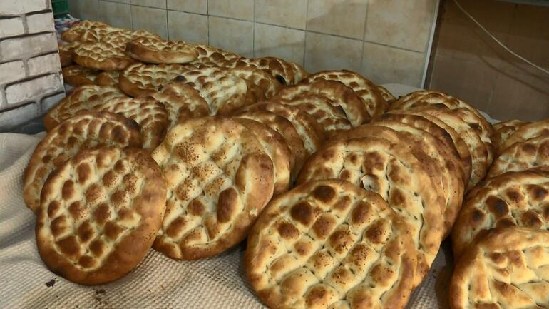 İlk sahur öncesi pideler fırın tezgahlarındaki yerini aldı