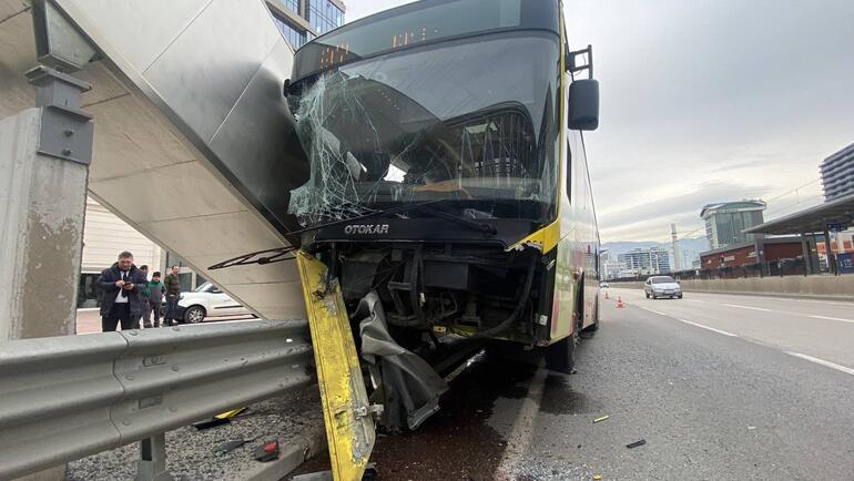 Belediye otobüsü üst geçit merdivenine çarptı: 5 yaralı; kaza anı kamerada