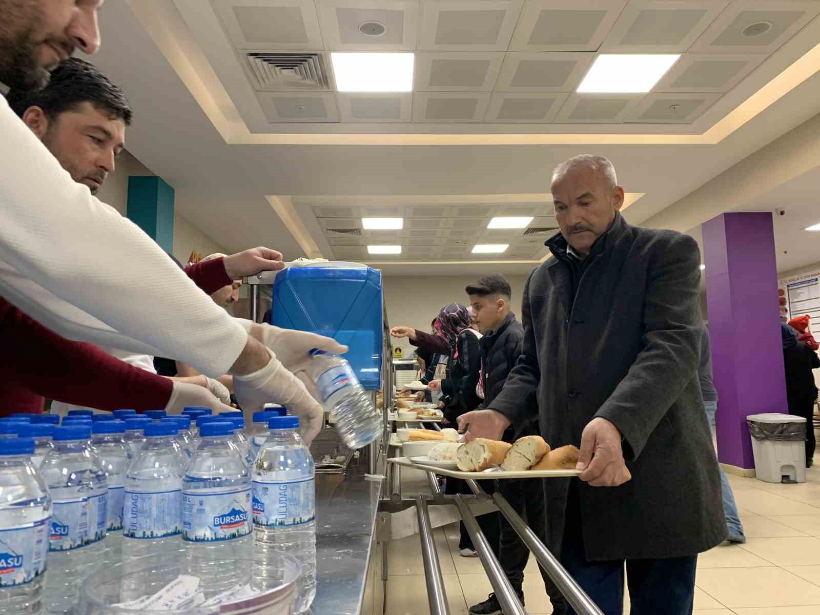 Depremzedeler memleketlerinden uzakta ilk iftarlarını yaptı