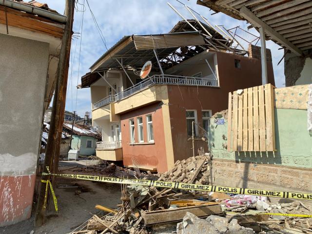 Malatya'da depremde ağır hasan alan binanın birinci katı yere gömüldü