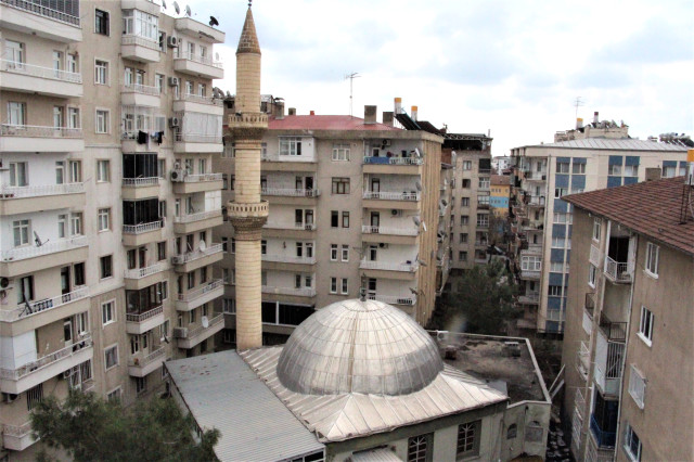 3 apartmanın arasındaki ağır hasarlı caminin minaresi, tedirgin ediyor! Her an yıkılabilir