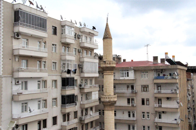 3 apartmanın arasındaki ağır hasarlı caminin minaresi, tedirgin ediyor! Her an yıkılabilir