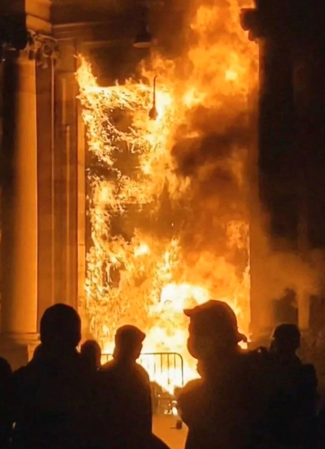 Fransa'da olaylar büyüyor! Göstericiler belediye binasını ateşe verdi, İngiltere Kralı ülkeye ziyaretini iptal etti